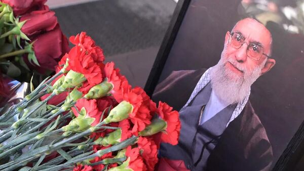 Ofrenda floral en el Consulado General de Irán en la ciudad rusa de Kazán. Ofrenda floral en el Consulado General de Irán en la ciudad rusa de Kazán. - Sputnik Mundo