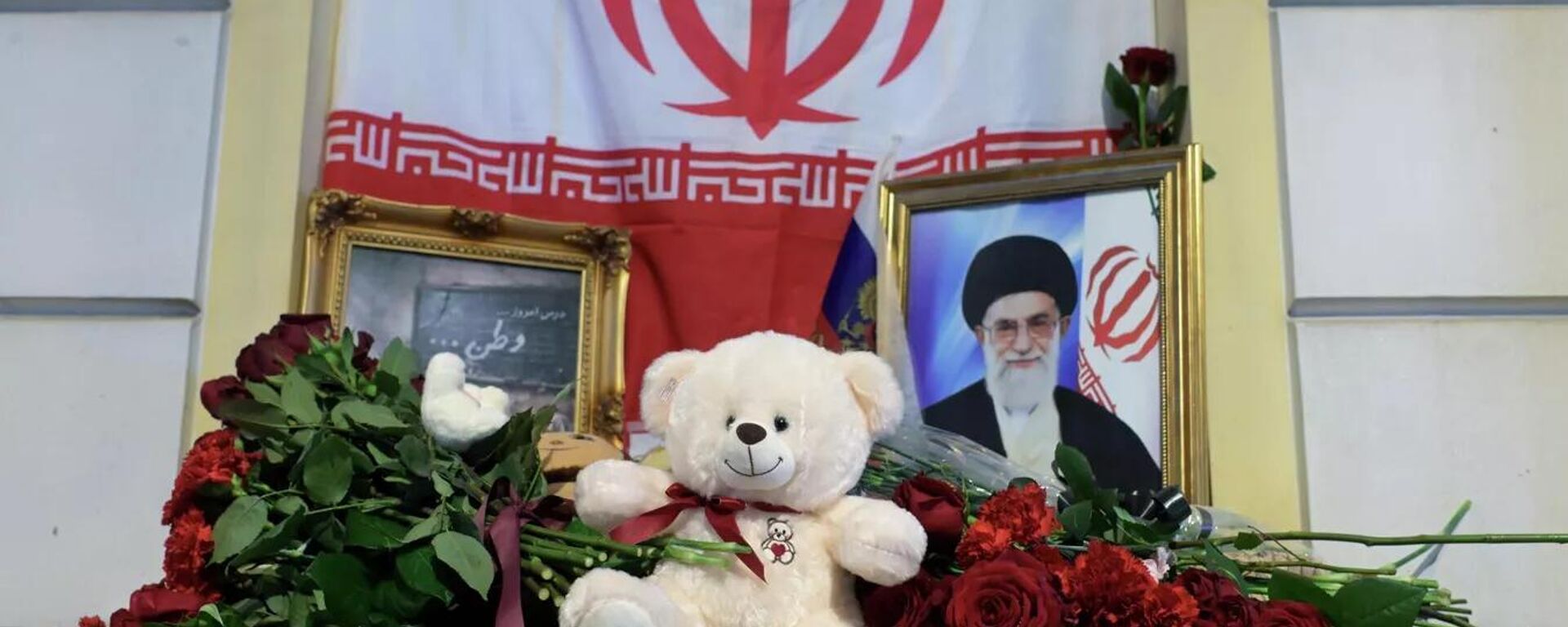 La situación frente a la Embajada iraní en Moscú tras la muerte del líder supremo del país, Alí Jameneí - Sputnik Mundo, 1920, 16.04.2026