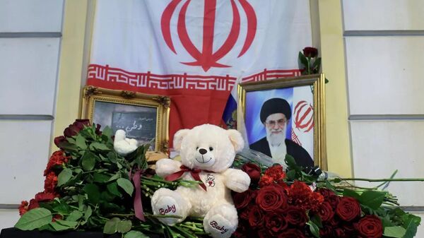 La situación frente a la Embajada iraní en Moscú tras la muerte del líder supremo del país, Alí Jameneí. La situación frente a la Embajada iraní en Moscú tras la muerte del líder supremo del país, Alí Jameneí. - Sputnik Mundo