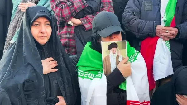 Una concentración en memoria del difunto líder supremo de Irán, el ayatolá Alí Jameneí. - Sputnik Mundo