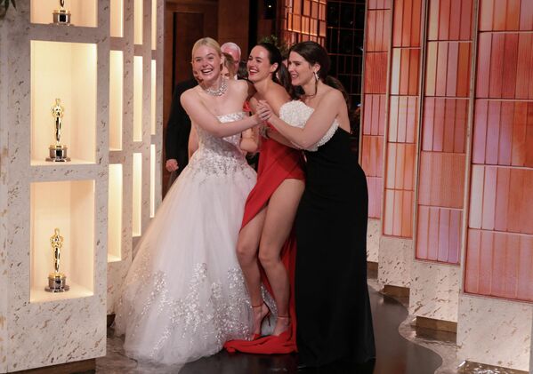 Las actrices estadounidenses Elle Fanning, Renate Reinsve e Inga Ibsdotter Lilleaas en la ceremonia de entrega de los 98.º Premios Óscar en Los Ángeles. - Sputnik Mundo