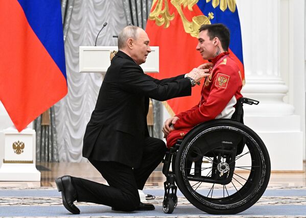 El presidente ruso, Vladímir Putin, entrega condecoraciones estatales a los campeones y medallistas rusos de los XIV Juegos Paralímpicos de Invierno. - Sputnik Mundo