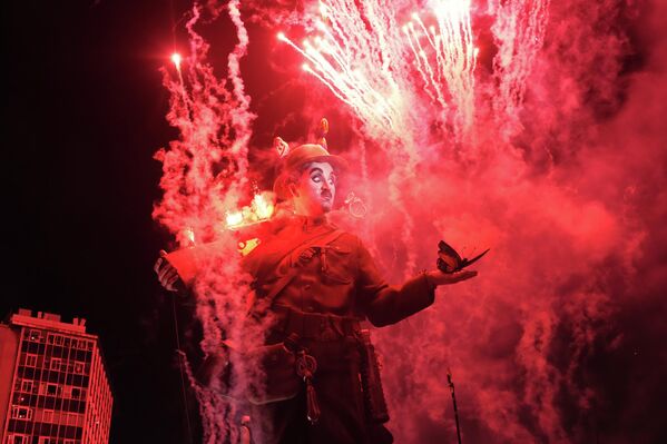 Participantes del festival de las Fallas en la ciudad española de Valencia quemando una figura de cartón piedra conocida como ninot (muñeco en valenciano). - Sputnik Mundo