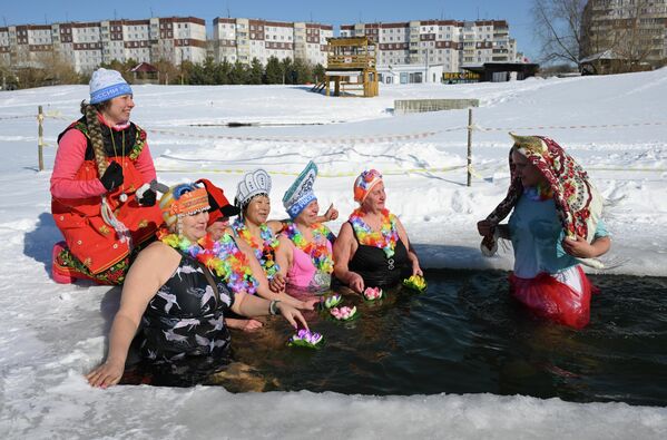 Las integrantes de un club de fortalecimiento de la salud acogen la llegada de la primavera boreal en la ciudad siberiana de Novosibirsk. - Sputnik Mundo