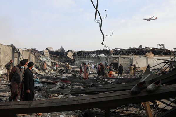 Los habitantes de Kabul, capital afgana, observan el lugar del bombardeo perpetrado por Pakistán, ocurrido en un contexto de agravamiento de las tensiones entre países. - Sputnik Mundo