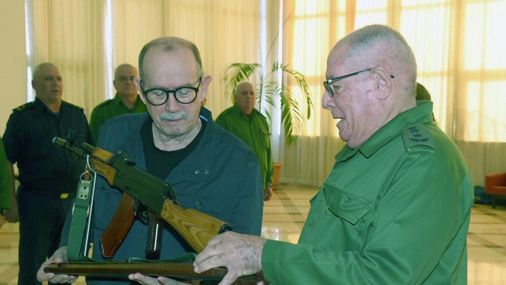 El cantautor Silvio Rodríguez recibió una réplica y un fusil de asalto soviético AKM El cantautor Silvio Rodríguez recibió una réplica y un fusil de asalto soviético AKM - Sputnik Mundo, 1920, 20.03.2026