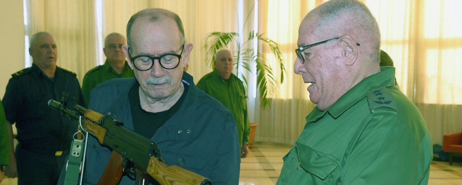 El cantautor Silvio Rodríguez recibió una réplica y un fusil de asalto soviético AKM El cantautor Silvio Rodríguez recibió una réplica y un fusil de asalto soviético AKM - Sputnik Mundo, 1920, 20.03.2026