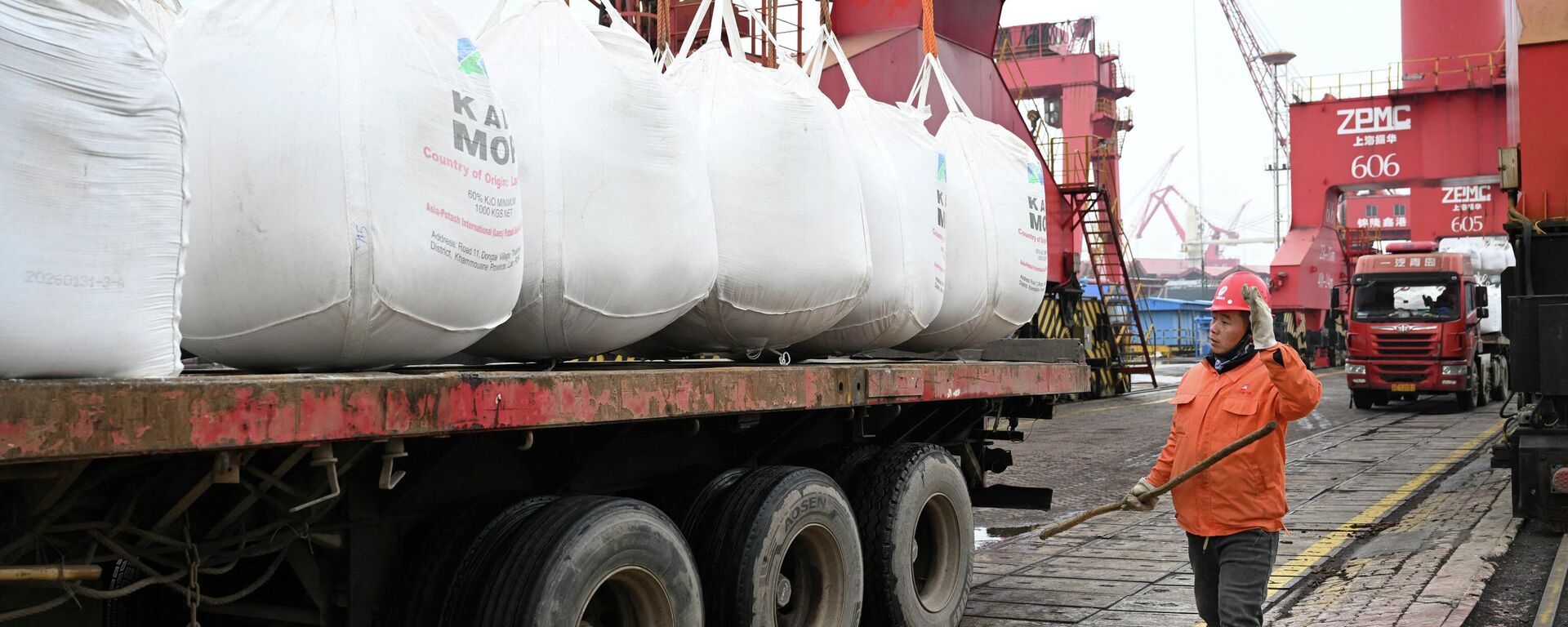 Unos trabajadores descargan fertilizantes de potasio importados de un buque de carga en una terminal de graneles de un puerto chino  - Sputnik Mundo, 1920, 23.03.2026