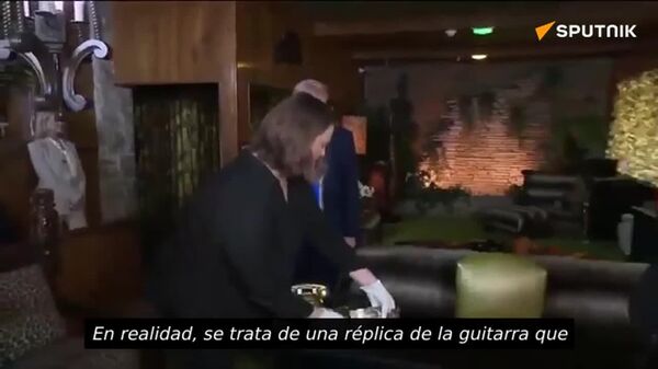 Trump visita Graceland y firma una guitarra de Elvis Presley - Sputnik Mundo