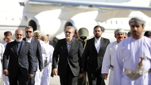 El secretario del Consejo Supremo de Seguridad Nacional, Alí Larijaní (en el centro), llega a Mascate, Omán, el martes 10 de febrero de 2026 (archivo). - Sputnik Mundo