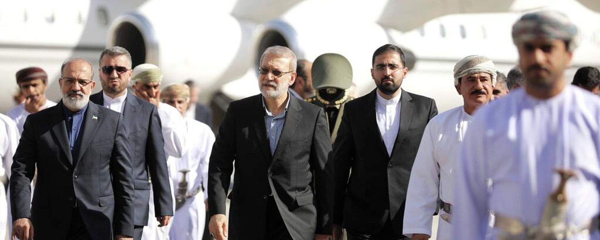 El secretario del Consejo Supremo de Seguridad Nacional, Alí Larijaní (en el centro), llega a Mascate, Omán, el martes 10 de febrero de 2026 (archivo). - Sputnik Mundo, 1920, 25.03.2026