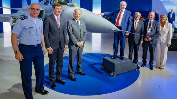 El presidente brasileño Luiz Inácio Lula da Silva voló escoltado por el F-39E Gripen, el primer avión de combate fabricado en este país sudamericano. - Sputnik Mundo