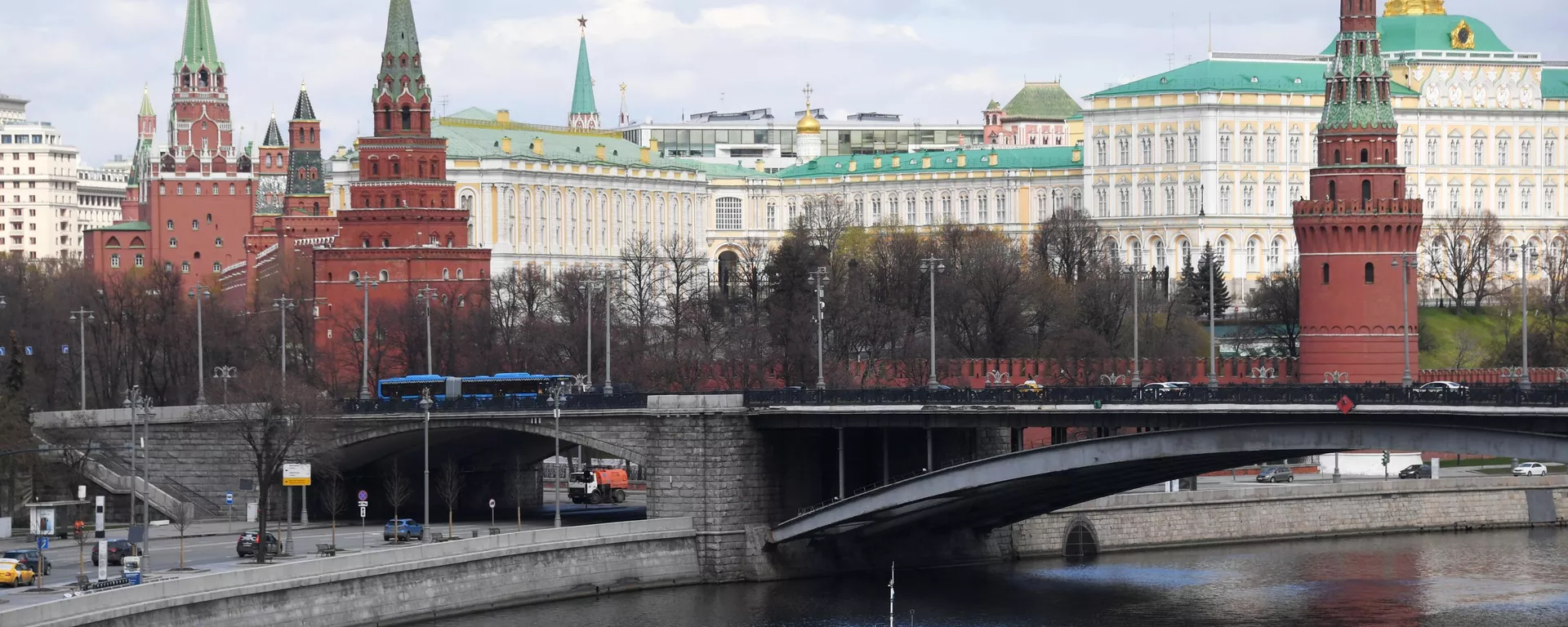 El Gran Palacio del Kremlin y las torres del Kremlin de Moscú  - Sputnik Mundo, 1920, 26.03.2026