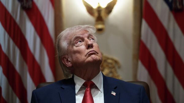 Donald Trump, presidente de EEUU, observa durante una reunión de gabinete en la Casa Blanca en Washington, D.C., EEUU, el 26 de marzo de 2026  - Sputnik Mundo