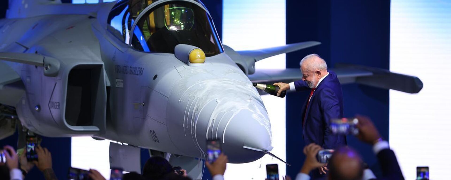 El presidente de Brasil, Luiz Inácio Lula da Silva, bautizando el primer avión Gripen F-39E ensamblado en Brasil - Sputnik Mundo, 1920, 26.03.2026
