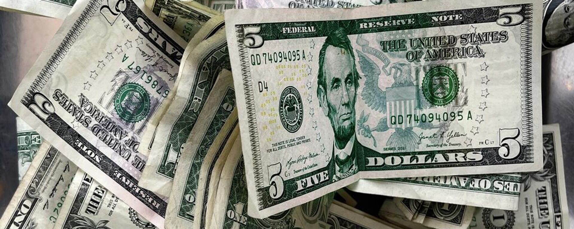 Bancos centrales deben alistarse ante alza inflacionaria por tensión en Oriente Medio, advierte la OCDE - Sputnik Mundo, 1920, 27.03.2026