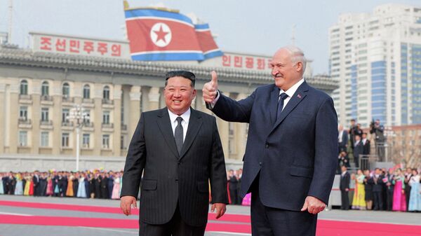 El líder norcoreano, Kim Jong-un, saluda al presidente de Bielorrusia, Alexandr Lukashenko - Sputnik Mundo