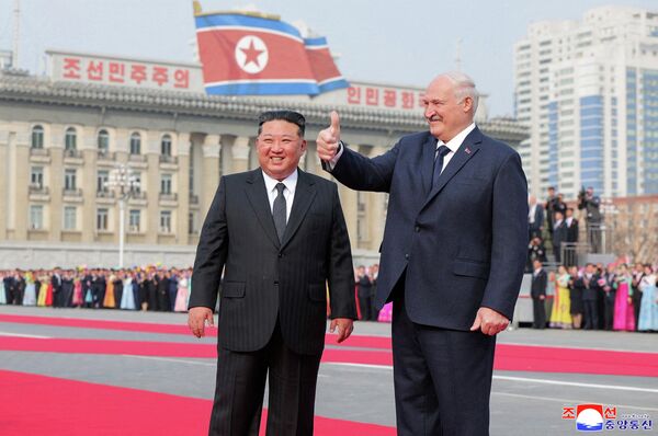 El líder norcoreano, Kim Jong-un, da la bienvenida al presidente de Bielorrusia, Alexandr Lukashenko, en el marco de su visita oficial a Pionyang. - Sputnik Mundo