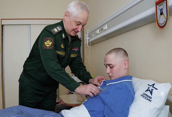 El ministro de Defensa de Rusia, Andréi Beloúsov, condecora con una medalla a un soldado ruso, que defendió en solitario una posición durante 68 días en la república popular de Donetsk. - Sputnik Mundo