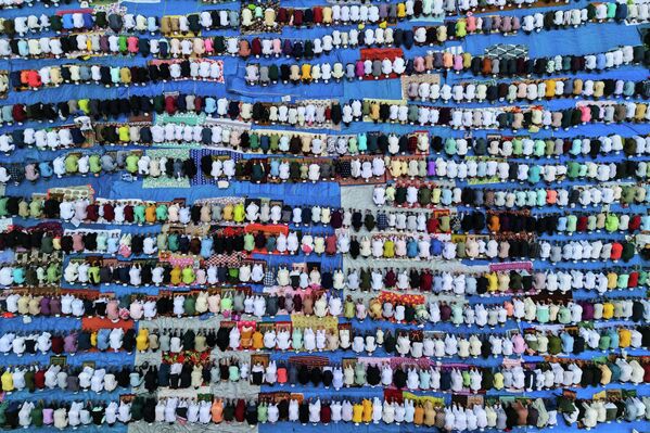 Los musulmanes celebran las oraciones de la festividad Eid al Fitr para conmemorar el final del mes sagrado musulmán de ayuno Ramadán en la India. - Sputnik Mundo