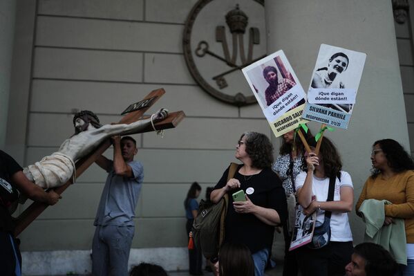 Unos trabajadores transportan una estatua de Jesucristo en plena manifestación en Buenos Aires. - Sputnik Mundo
