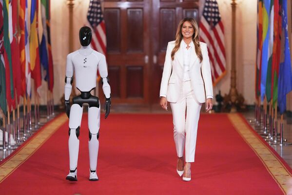 La primera dama de EEUU, Melania Trump, llega acompañada de un robot humanoide a un evento sobre inteligencia artificial en la Casa Blanca. - Sputnik Mundo