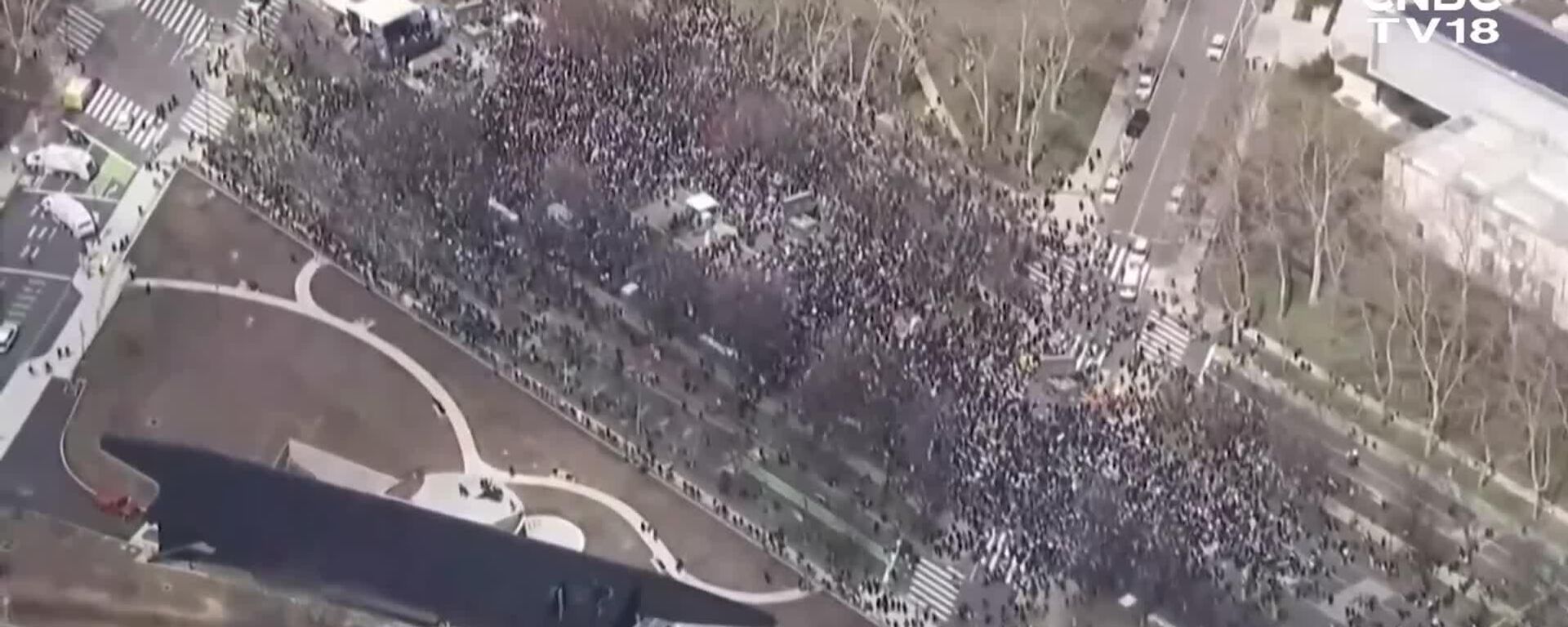 🪧 La marcha 'No Kings' reúne a miles de opositores a las políticas del Gobierno de EEUU - Sputnik Mundo, 1920, 28.03.2026