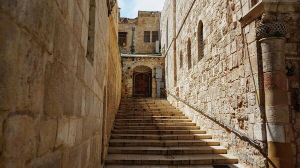 Una puerta cerrada con llave y unas escaleras vacías conducen a la Iglesia del Santo Sepulcro en la Ciudad Vieja de Jerusalén. - Sputnik Mundo