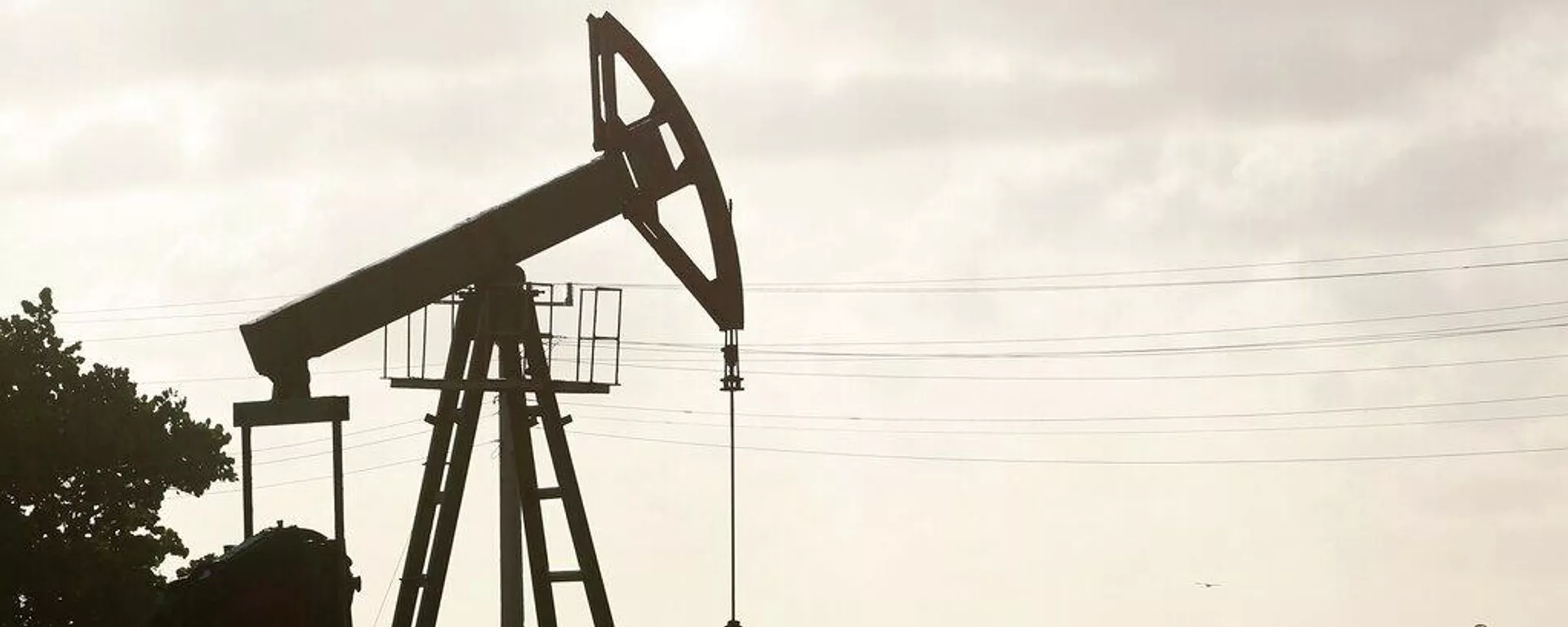 Una bomba de pozo petrolífero en funcionamiento en Boca de Jaruco, Cuba. Una bomba de pozo petrolífero en funcionamiento en Boca de Jaruco, Cuba. - Sputnik Mundo, 1920, 18.05.2026