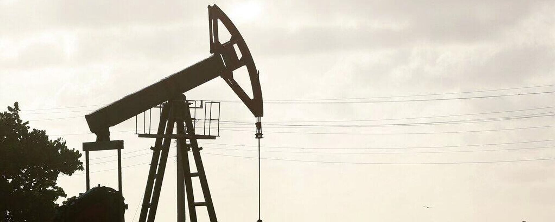 Una bomba de pozo petrolífero en funcionamiento en Boca de Jaruco, Cuba. - Sputnik Mundo, 1920, 30.03.2026