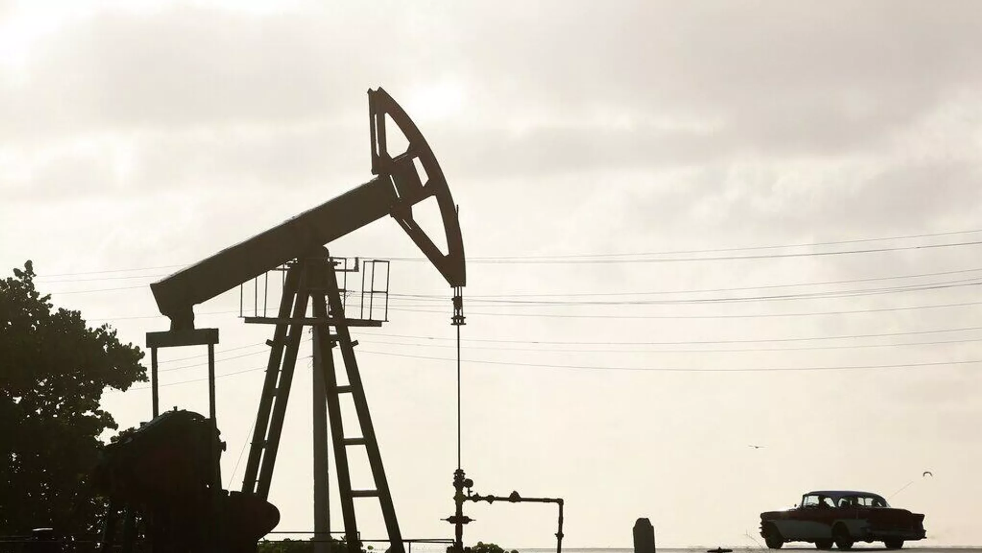 Una bomba de pozo petrolífero en funcionamiento en Boca de Jaruco, Cuba. Una bomba de pozo petrolífero en funcionamiento en Boca de Jaruco, Cuba. - Sputnik Mundo, 1920, 18.05.2026