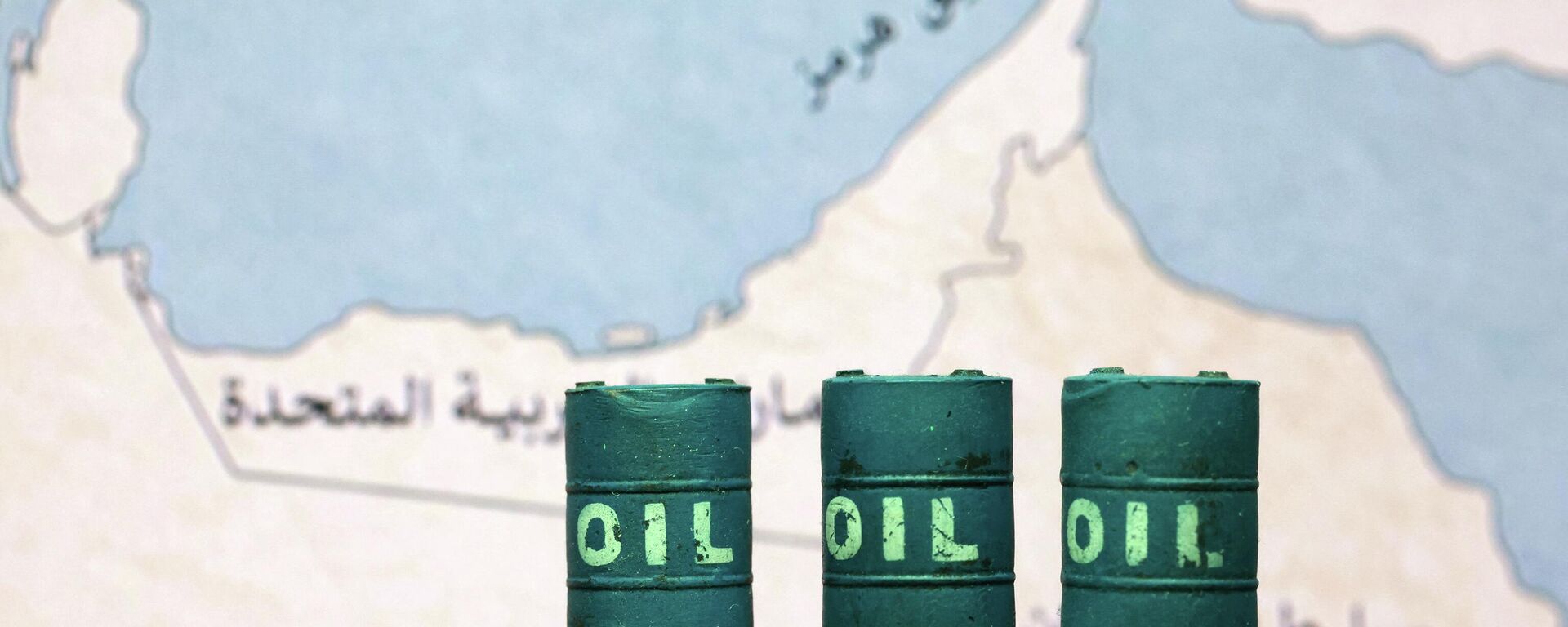 Un mapa que muestra el estrecho de Ormuz y barriles de petróleo impresos (imagen ilustrativa) - Sputnik Mundo, 1920, 02.04.2026