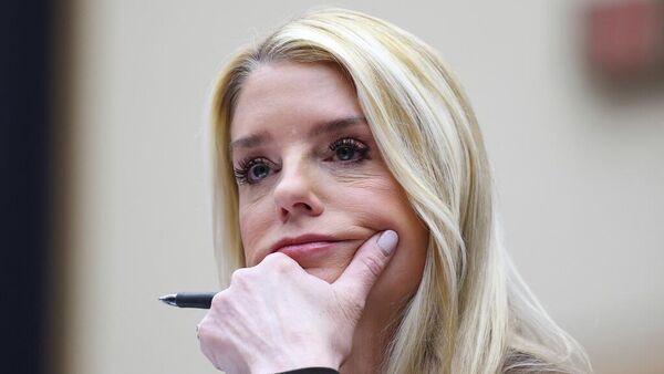Pam Bondi, ex fiscal general de EEUU, escucha mientras realiza una prueba antes de una audiencia de supervisión del Comité Judicial de la Cámara de Representantes en el Capitolio en Washington, el 11 de febrero de 2026 - Sputnik Mundo
