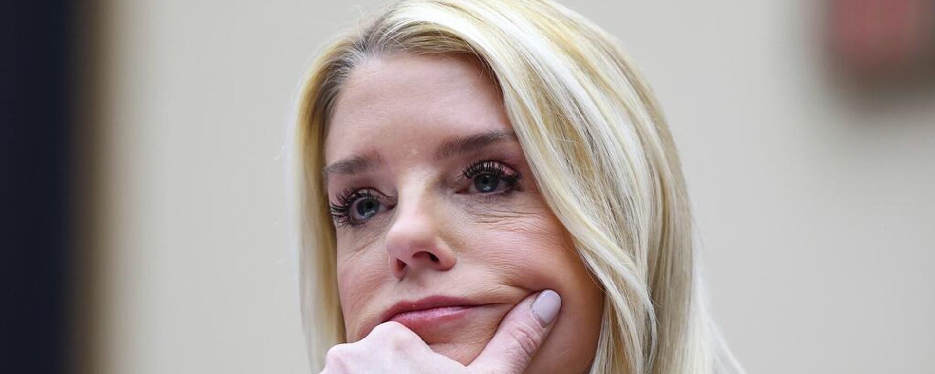 Pam Bondi, ex fiscal general de EEUU, escucha mientras realiza una prueba antes de una audiencia de supervisión del Comité Judicial de la Cámara de Representantes en el Capitolio en Washington, el 11 de febrero de 2026 - Sputnik Mundo, 1920, 02.04.2026