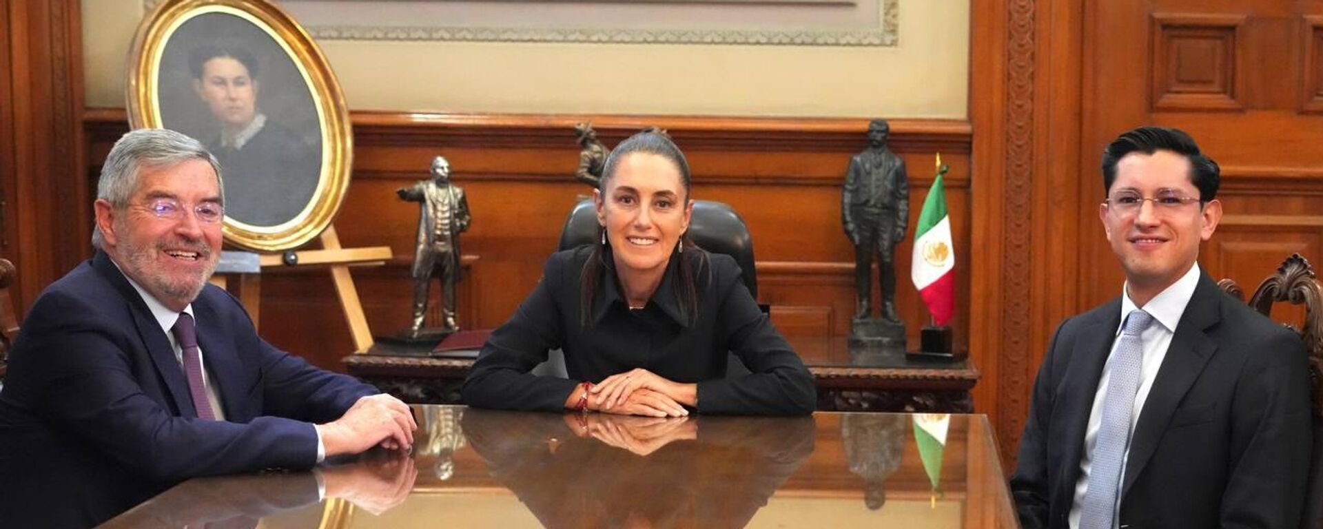Juan Ramón de la Fuente, la presidenta Claudia Sheinbaum y Roberto Velasco  - Sputnik Mundo, 1920, 03.04.2026