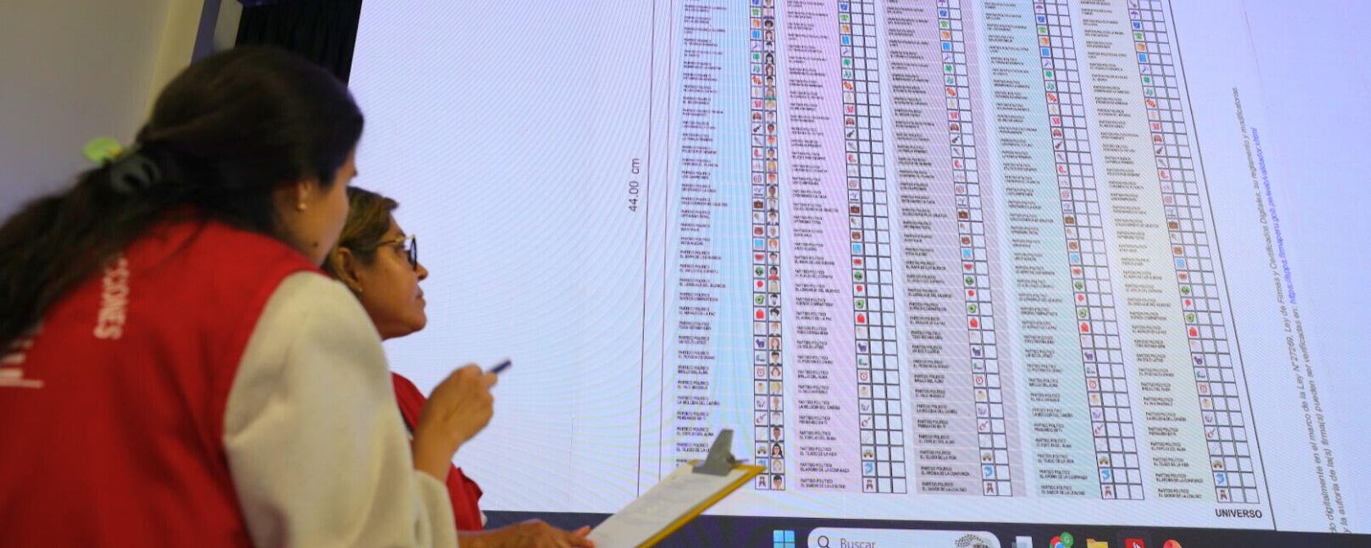 Fiscalizadores del Jurado Nacional de Elecciones de Perú presentando la boleta de votación para las elecciones de abril de 2026 - Sputnik Mundo, 1920, 03.04.2026