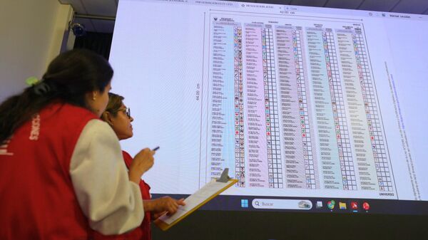Fiscalizadores del Jurado Nacional de Elecciones de Perú presentando la boleta de votación para las elecciones de abril de 2026 - Sputnik Mundo