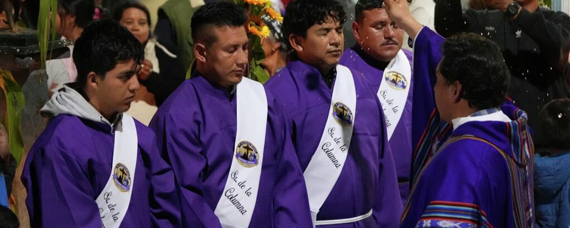 Un sacerdote bendice a los feligreses durante una procesión nocturna de Semana Santa en Puellaro, Ecuador, el martes 31 de marzo de 2026. (Foto AP/Dolores Ochoa) - Sputnik Mundo, 1920, 03.04.2026