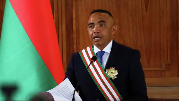 Michael Randrianirina, presidente de Madagascar, habla tras jurar el cargo de mandatario, el 17 de octubre de 2025  - Sputnik Mundo