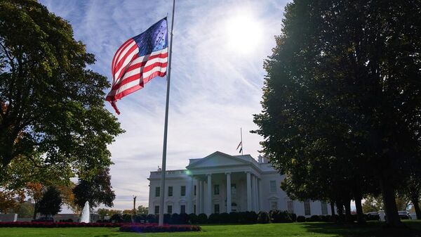 La bandera estadounidense ondea a media asta el 4 de noviembre de 2025 en la Casa Blanca en Washington, EEUU  - Sputnik Mundo