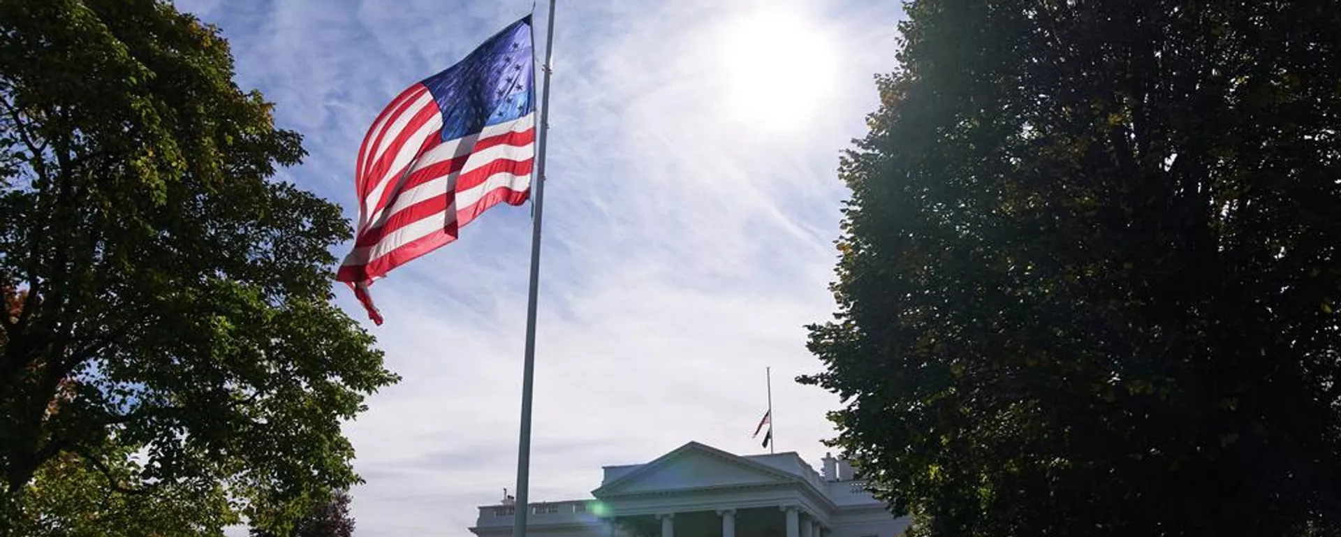 La bandera estadounidense ondea a media asta el 4 de noviembre de 2025 en la Casa Blanca en Washington, EEUU - Sputnik Mundo, 1920, 26.04.2026