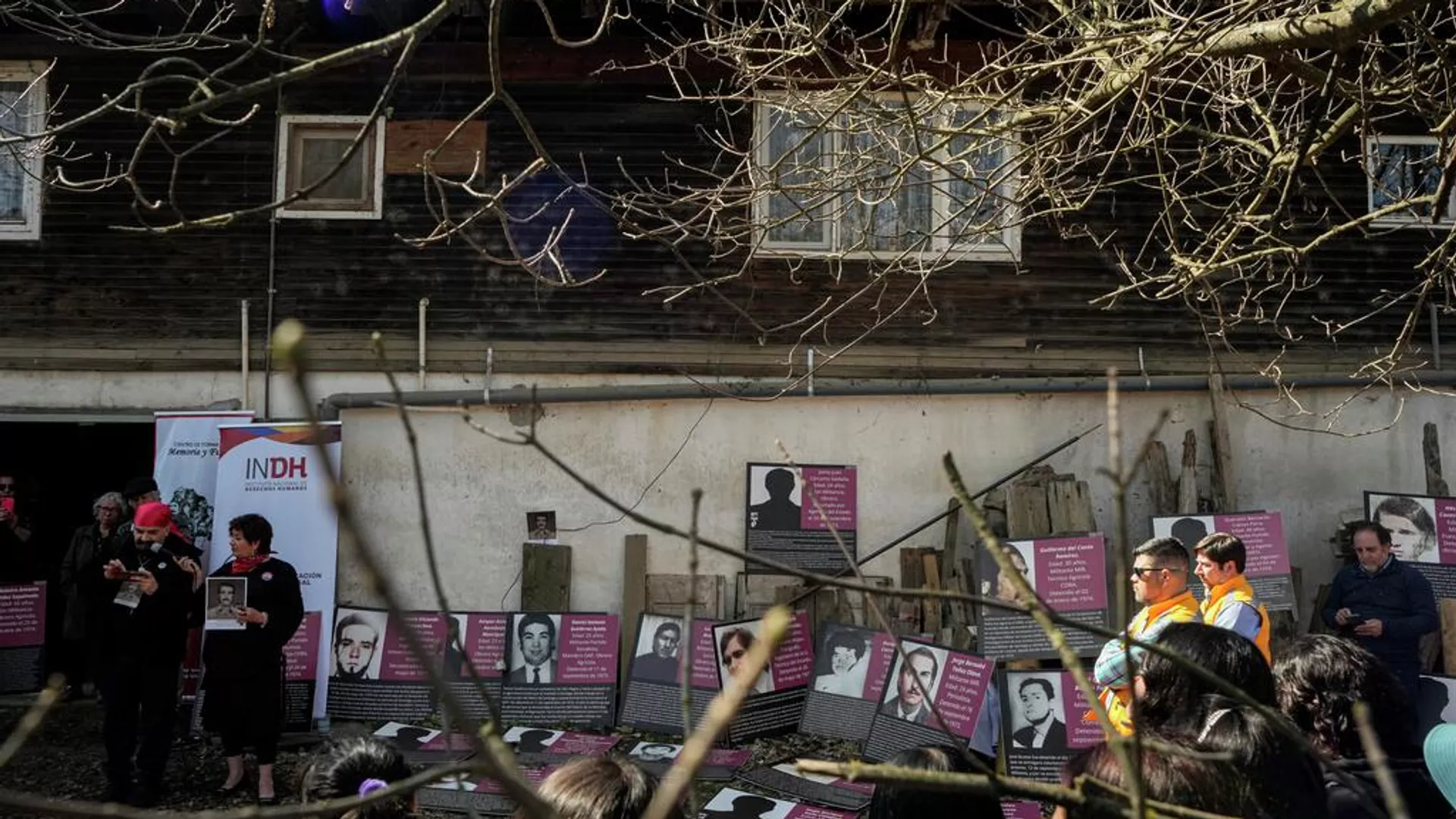Activistas y familiares de las víctimas de la dictadura militar de Augusto Pinochet sostienen fotos de las personas detenidas y desaparecidas en una ceremonia en Colonia Dignidad, renombrada Villa Baviera (archivo)  - Sputnik Mundo, 1920, 04.04.2026