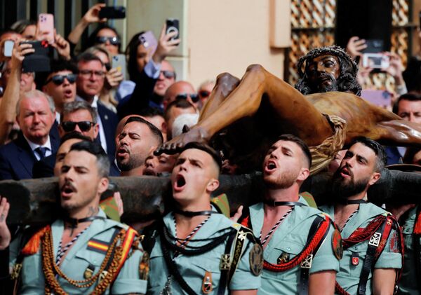 Legionarios españoles llevan una estatua del Cristo de Mena a la salida de una iglesia, durante la Semana Santa en Málaga, España. - Sputnik Mundo