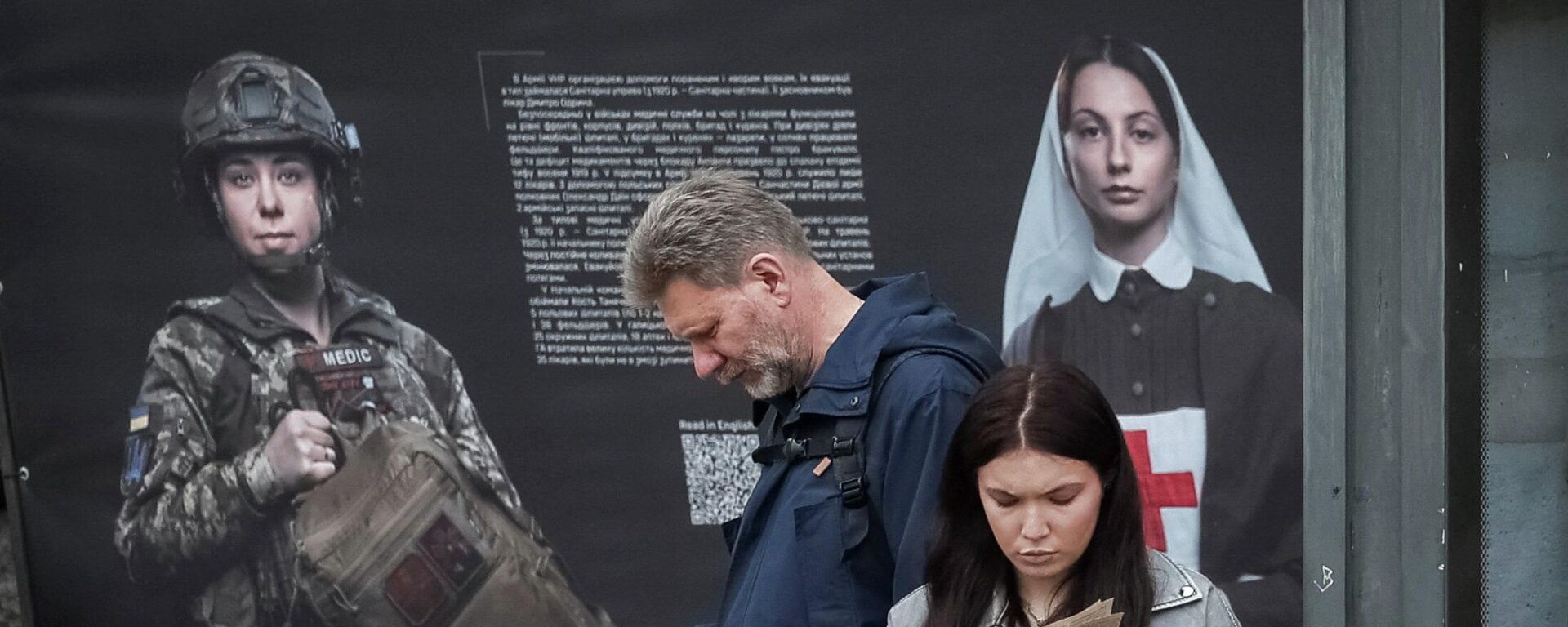 La gente frente a un cartel que muestra la historia del Ejército ucraniano, en Kiev, Ucrania - Sputnik Mundo, 1920, 04.04.2026