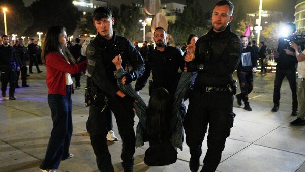 Detenciones en protesta en Tel Aviv, que era contra la ofensiva de Israel en Irán. - Sputnik Mundo