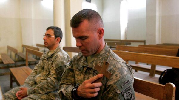 Soldados estadounidenses rezan durante la misa de Pascua - Sputnik Mundo