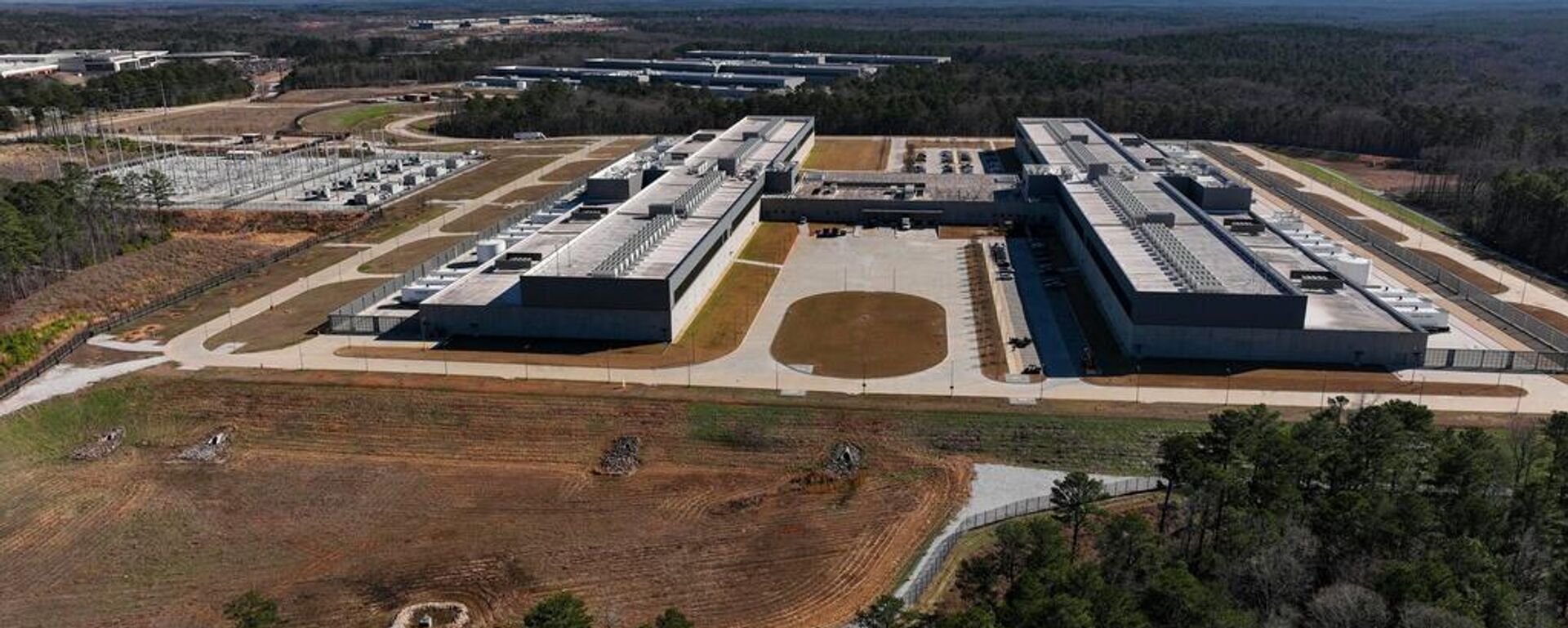 El centro de datos Stanton Springs de Meta* en el condado de Newton, al este de Atlanta (Rusia clasificó formalmente a Meta Platforms Inc., propietaria de Facebook, Instagram y WhatsApp, como una organización terrorista y extremista en octubre de 2022). - Sputnik Mundo, 1920, 14.04.2026
