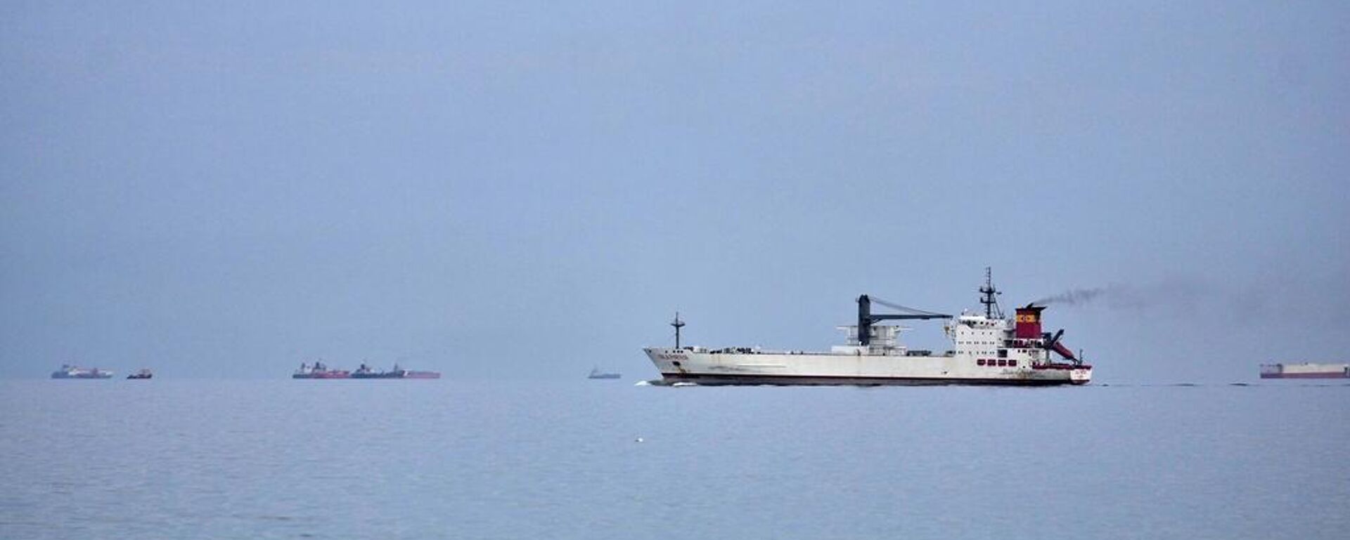 Los buques esperan en alta mar en el estrecho de Ormuz - Sputnik Mundo, 1920, 06.04.2026