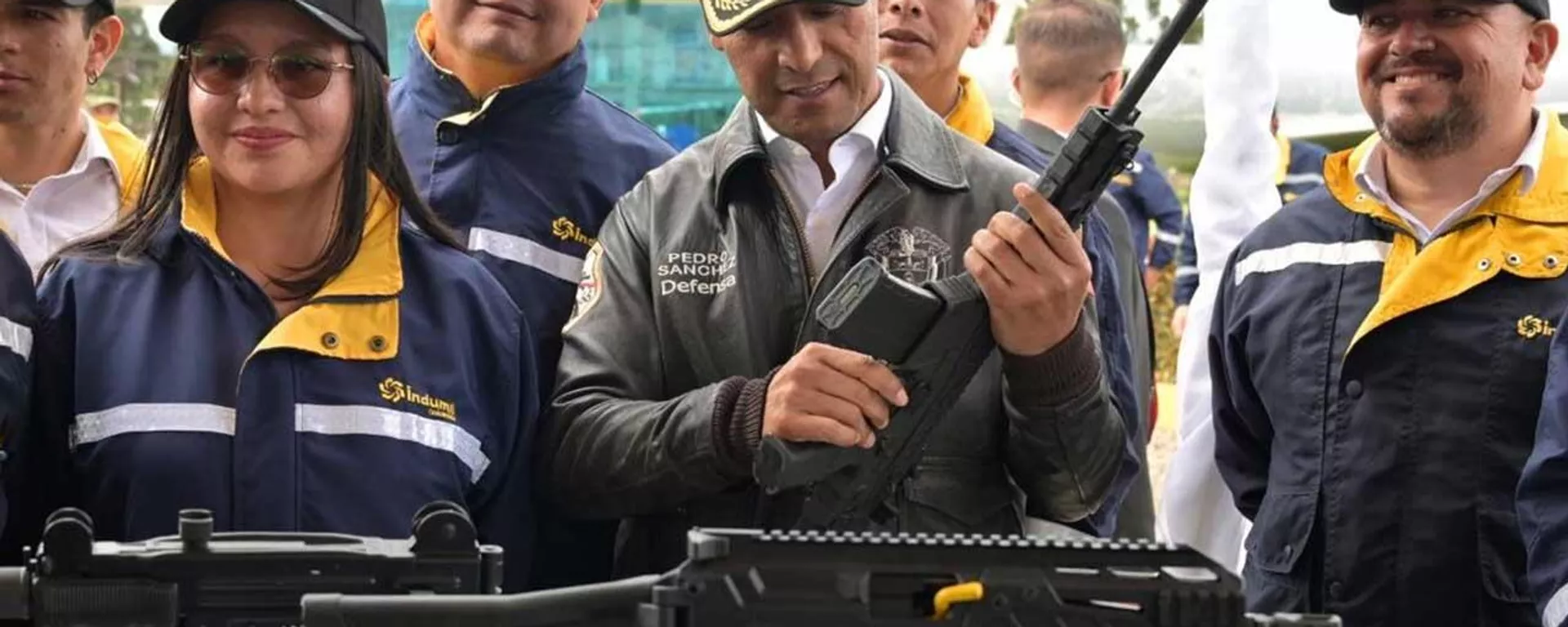 El ministro de Defensa de Colombia, Pedro Sánchez, presentando un prototipo del fusil 'Jaguar' desarrollado por la industria colombiana - Sputnik Mundo, 1920, 06.04.2026