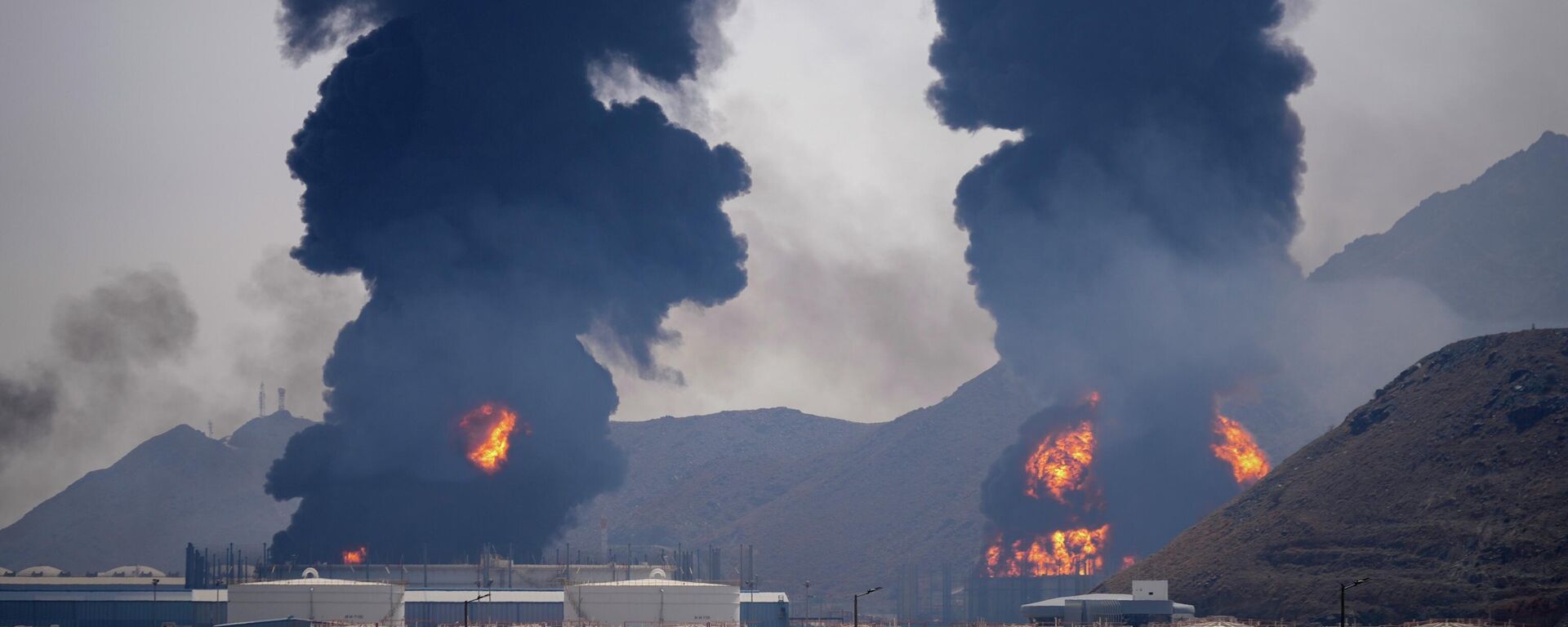 Columnas de humo y fuego se elevan después de que los restos de un dron iraní interceptado impactaran una instalación petrolera, según las autoridades, en Fuyaira, Emiratos Árabes Unidos - Sputnik Mundo, 1920, 07.04.2026